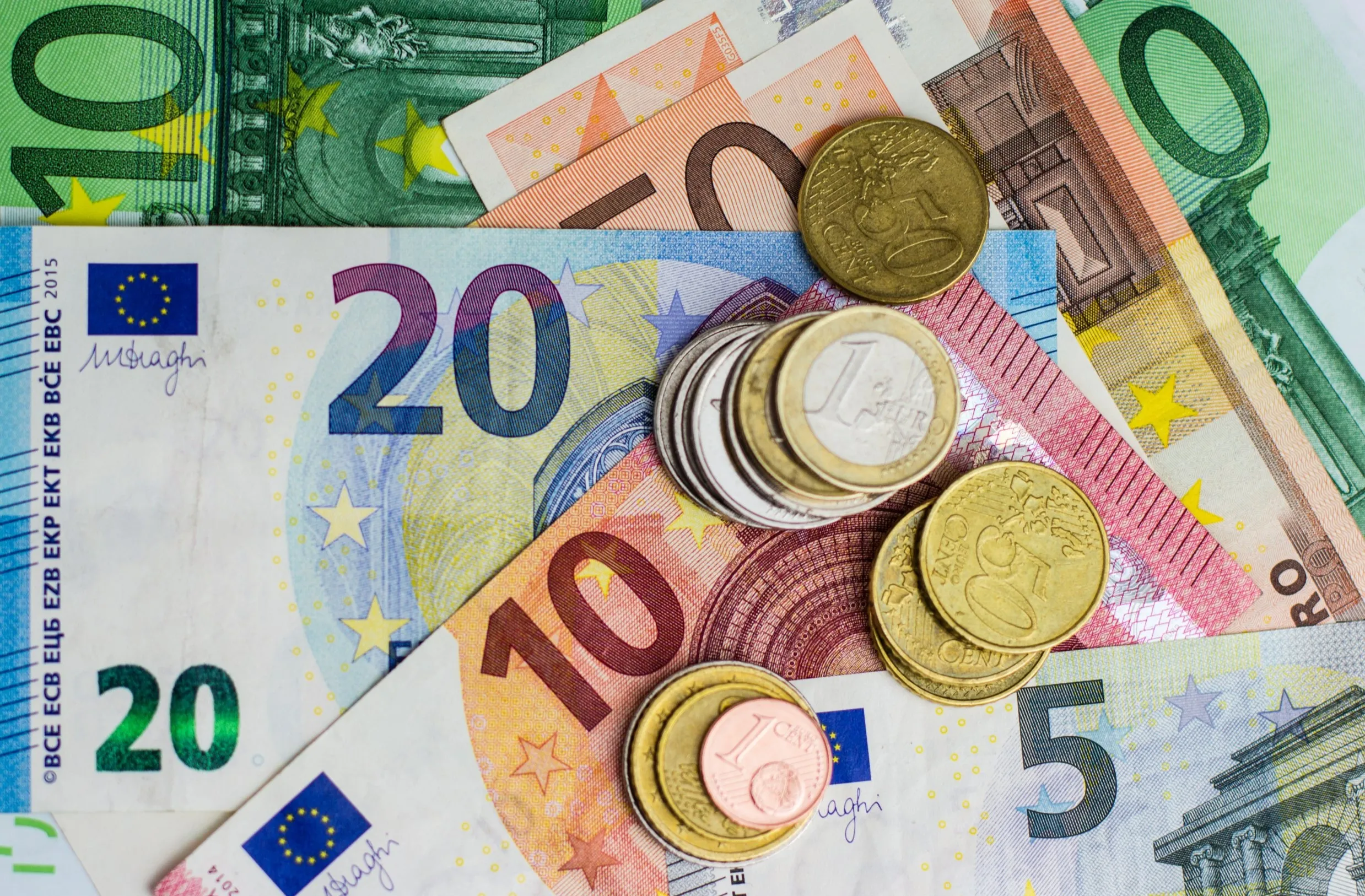 Kamis , 16 Oktober 2025 Euro Menguat ke Puncak Mingguan: Dolar AS Tertekan di Tengah Ketegangan Perang Dagang dan Ekspektasi Pemangkasan Suku Bunga The Fed