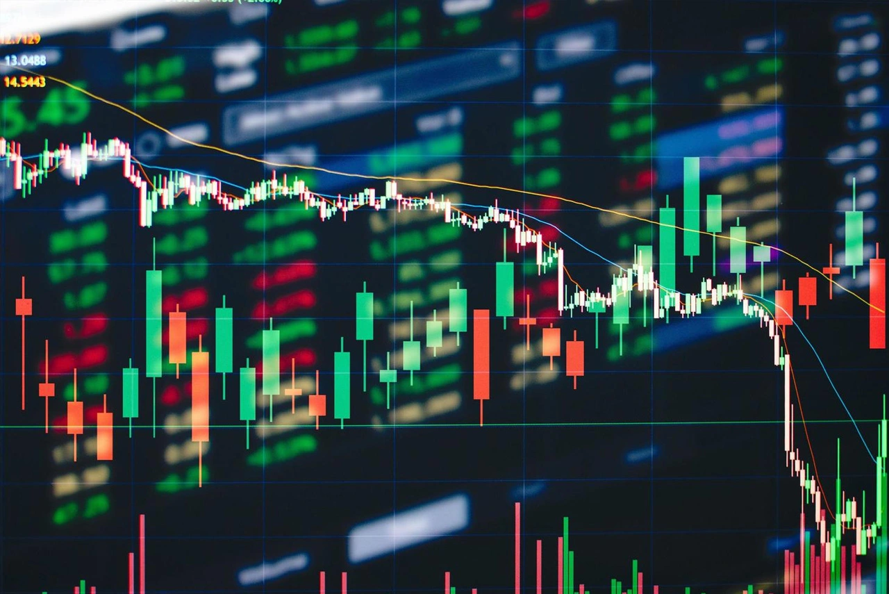 EUR/USD Bertahan Setelah Sentimen Dolar AS Melemah, Fokus Beralih ke Krisis Politik Prancis